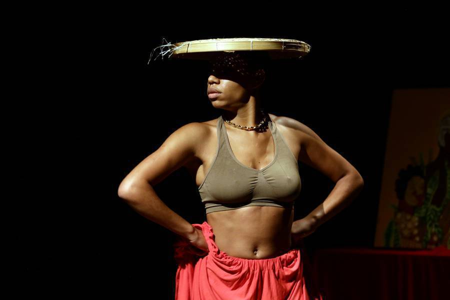 AQUELA QUE É CONSOLADA COM HONRA